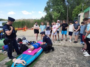 Obrazy przedstawiają uczestników prelekcji bezpieczeństwa nad wodą.