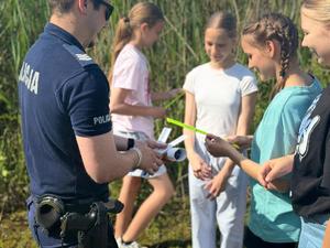 Obrazy przedstawiają uczestników prelekcji bezpieczeństwa nad wodą.