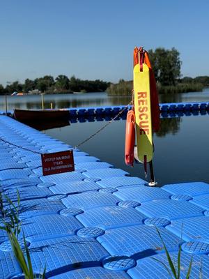 Obrazy przedstawiają uczestników prelekcji bezpieczeństwa nad wodą.