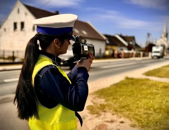 Policjantka z radarem.