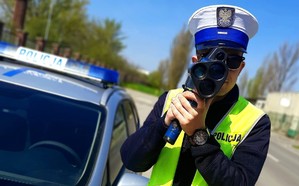 Policjant stoi z radarem.