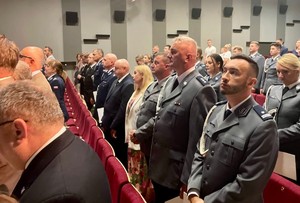 Na fotografiach znajdują się funkcjonariusze Policji i przedstawiciele władz samorządowych a także zgromadzeni goście i zaproszeni artyści