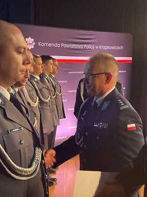 Na fotografiach znajdują się funkcjonariusze Policji i przedstawiciele władz samorządowych a także zgromadzeni goście i zaproszeni artyści