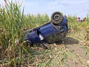 na zdjęciu jest samochód w pozycji na dachu