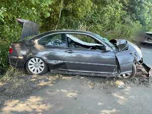 na zdjęciu jest uszkodzony samochód bmw