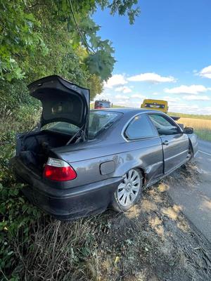 na zdjęciu jest uszkodzony samochód bmw