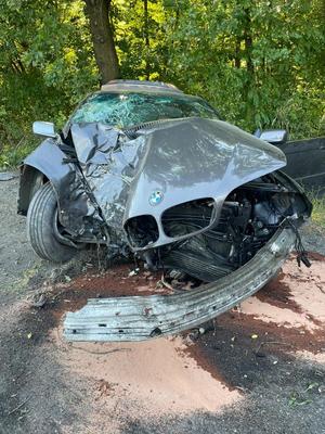 na zdjęciu jest uszkodzony samochód bmw