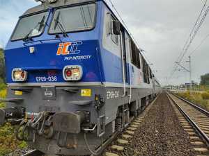 na zdjęciu znajduje się pociąg osobowy