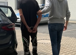 zatrzymany kierowca prowadzony przez policjanta