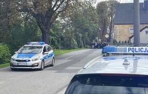 zdjęcie: policjanci zabezpieczający mecz