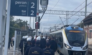 zdjęcie: policjanci zabezpieczający mecz