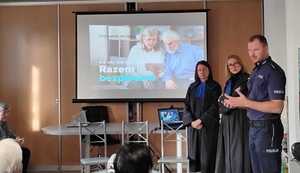 Zdjęcie przedstawia prowadzących spotkanie „Nie daj się oszukać! Razem bezpieczni”, której uczestnikami byli seniorzy z Domu Pomocy Społecznej "Anna" w Krapkowicach