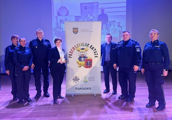 Zdjęcie przedstawia uczestników gali "Przedszkolak ratuje"