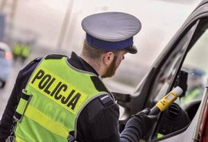 policjant z urządzeniem do badanie stanu trzeźwości