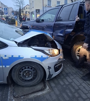 zdjęcie: policjant przy zatrzymanym po pościgu samochodzie