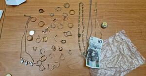 Zdjęcie przedstawia zabezpieczone mienie pochodzące z przestępstwa