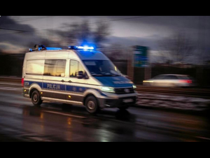 Grafika przedstawia radiowóz z włączonymi sygnałami świetlnymi