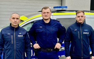 Zdjęcie przedstawia trzech funkcjonariuszy na tle radiowozu
