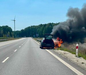 Zdjęcie przedstawia palący się pojazd