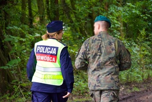 Zdjęcie przedstawia funkcjonariusza Policji oraz wojska