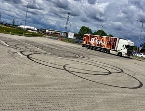 Zdjęcie przedstawia pozostawiony ślad opon po drifcie na nawierzchni