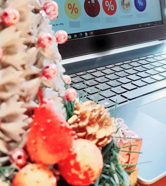 stroik świąteczny w tle laptop