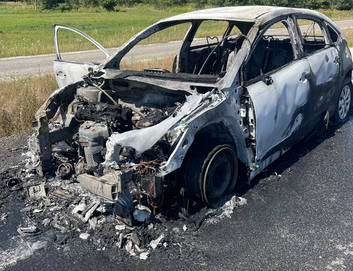 Krapkowicka drogówka zapobiegła tragedii na DK45. Z płonącego auta ewakuowano dwoje seniorów