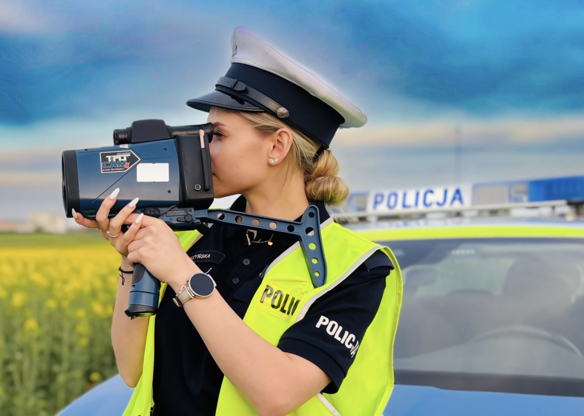 zdjęcie: policjantka drogówki z urządzeniem do pomiaru prędkości