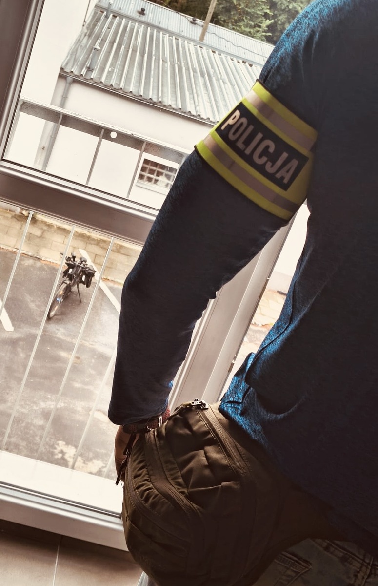 zdjęcie: policjant i odzyskany rower