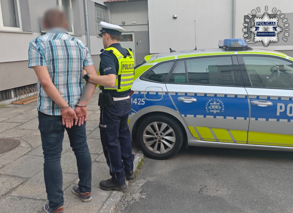 zdjęcie: policjant z zatrzymanym mężczyzną