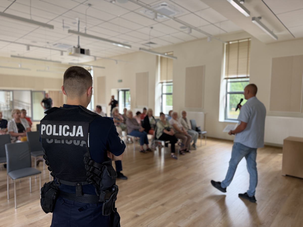 zdjęcie" policjanci podczas spotkania z seniorami