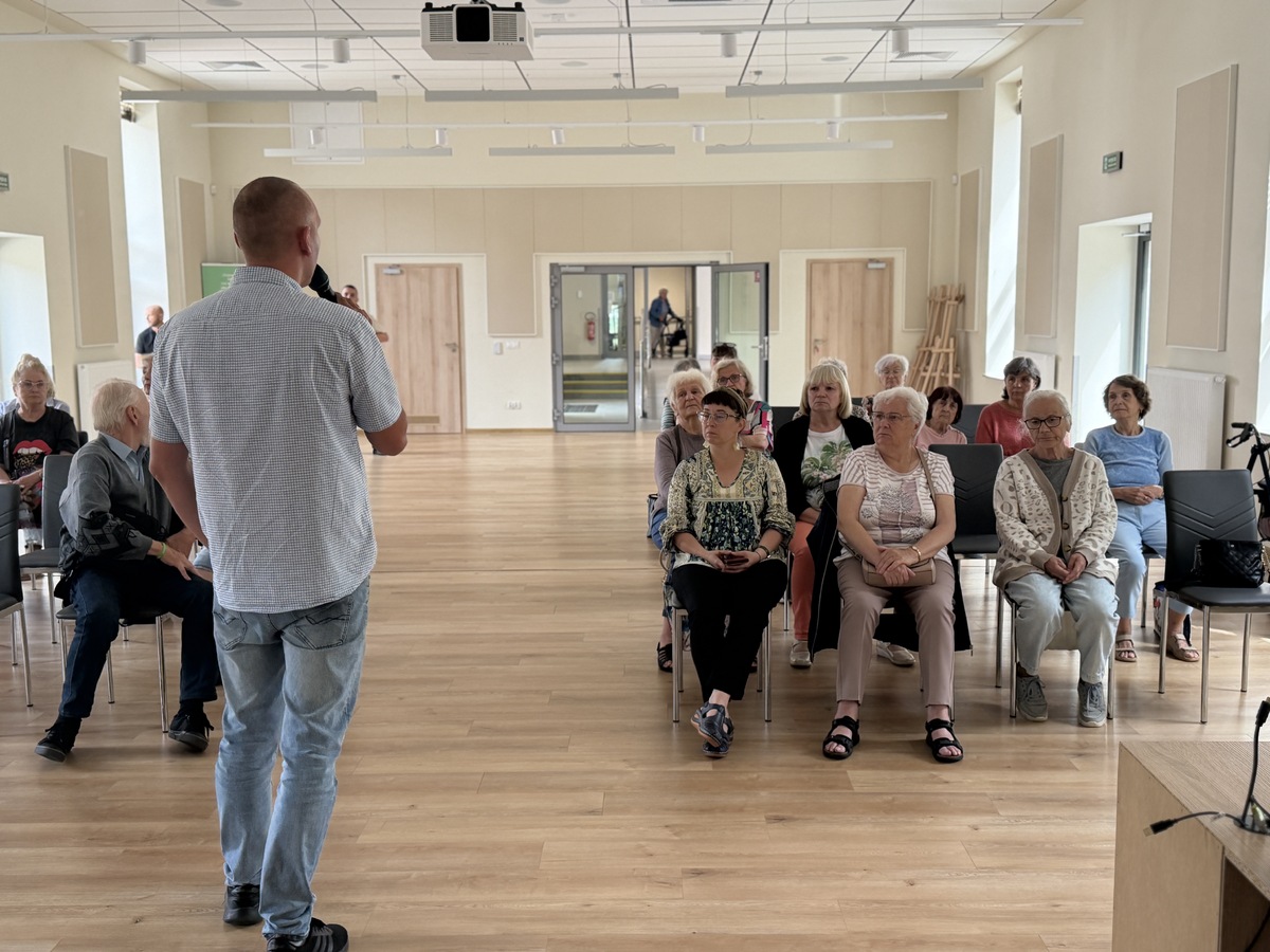 zdjęcie: policjANCI PODCZAS spotkania z seniorami