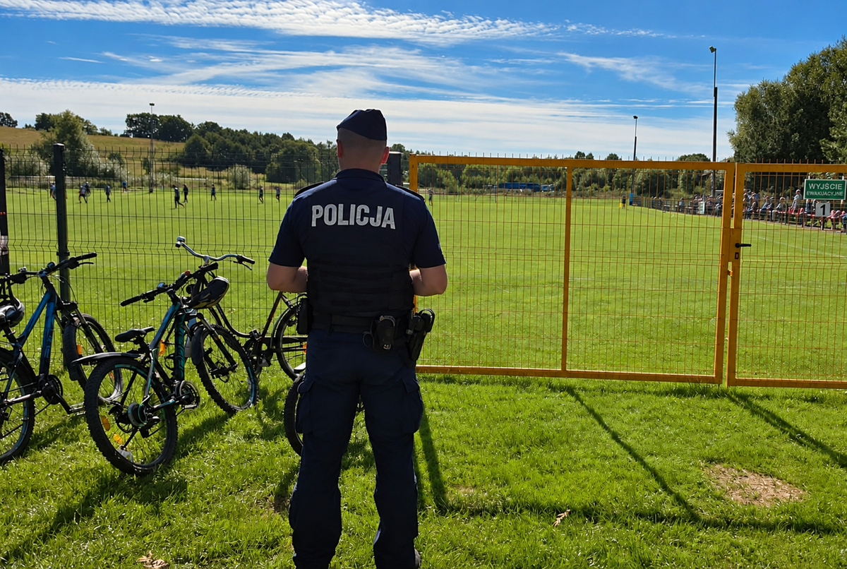 Policjant w takcie zabezpieczenia