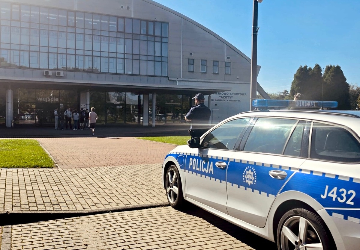 Policjant w takcie zabezpieczenia