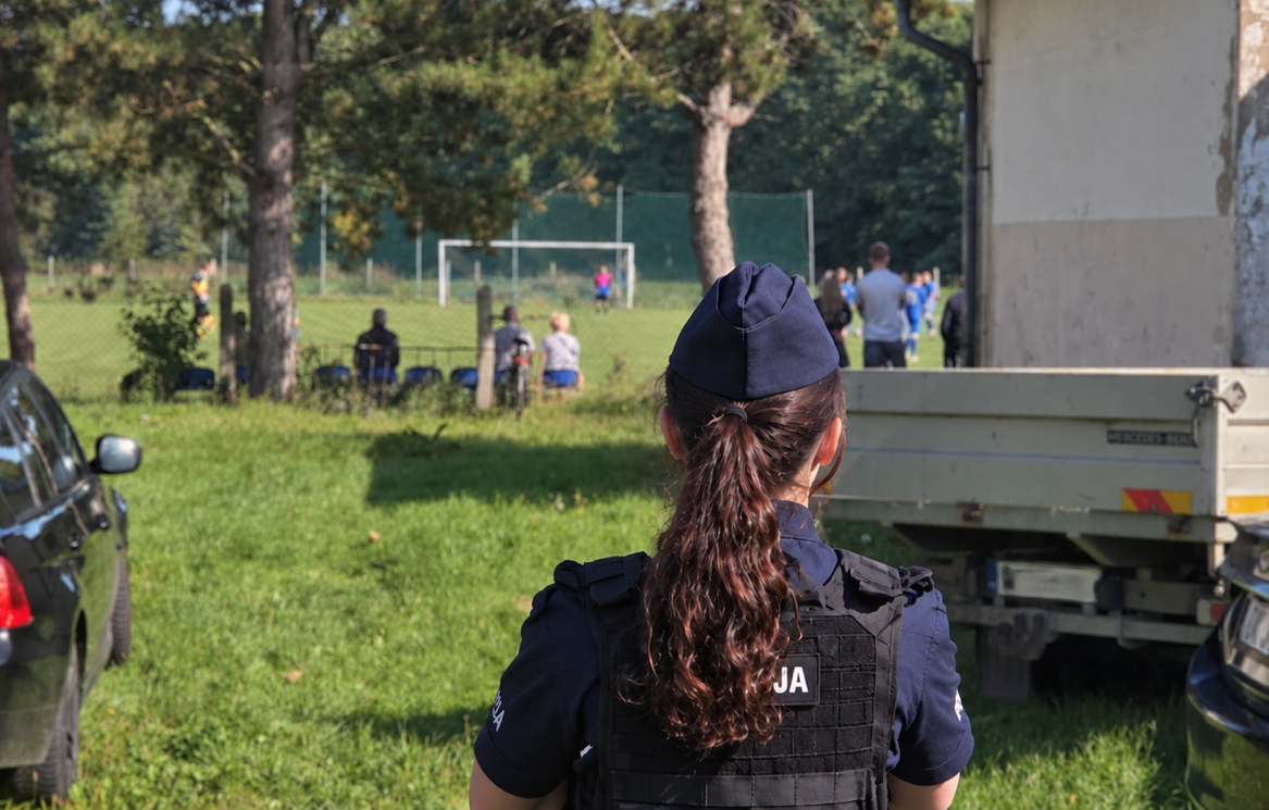 Policjant w takcie zabezpieczenia