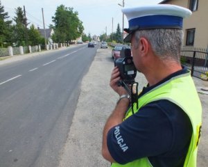policjant ruchu drogowego mierzy prędkość