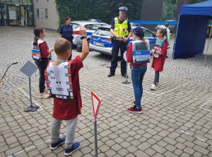 Policjanci uczą dzieci kierować ruchem drogowy