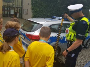 Policjant pokazuje dzieciom kolczatkę