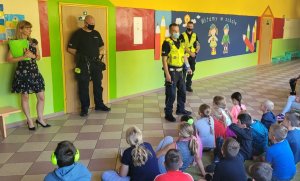 Policjanci rozmawiają w szkole z dziećmi