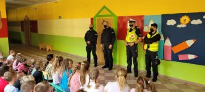 Policjanci rozmawiają w szkole z dziećmi