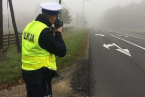 Policjant kontroluje prędkość na drodze
