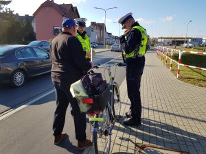 Policjanci kontrolują rowerzystów