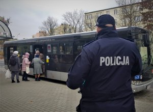 umundurowani policjanci wchodzą do autobusu