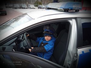 Dziecko w policyjnym radiowozie