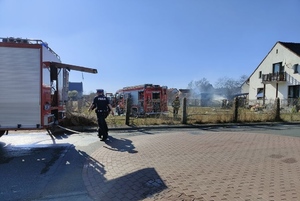 policjanci i strażacy podczas akcji gaśniczej