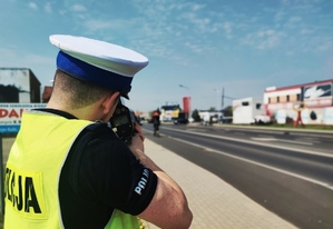 policjant kontroluje prędkość jadących pojazdów