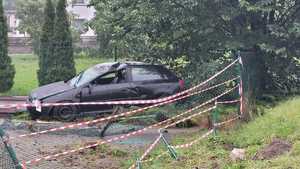 uszkodzony pojazd audi poza drogą
fot/kk24.pl