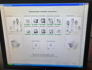 odciski palców na monitorze komputera