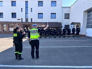 Policjanci szkolą strażaków ochotników z kierowania ruchem