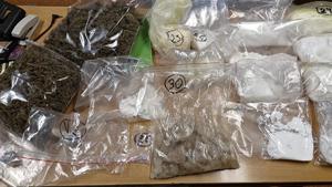 Grafika przedstawia narkotyki